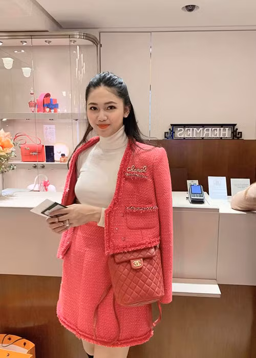 Nàng á hậu từng liên tục bị cư dân mạng chê xuống sắc trầm trọng sau khi sinh con.