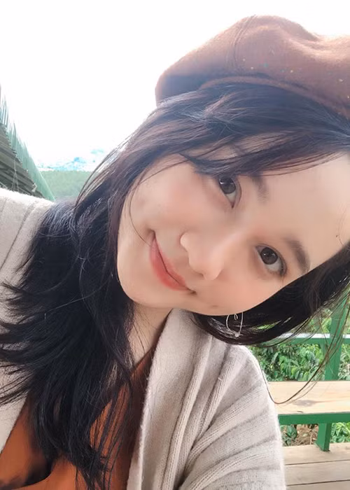 Nhan sắc đời thường của Trúc Anh gây mê người đối diện.