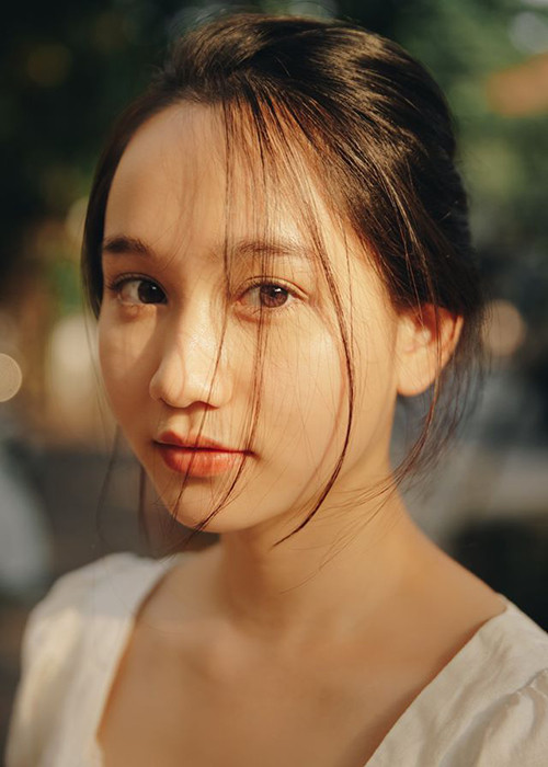 Hà Lan của "Mắt biếc" sở hữu gương mặt bầu bĩnh, má lúm đồng tiền, chiếc mũi cao, đôi môi hình trái tim, đôi mắt trong veo, ngây thơ.