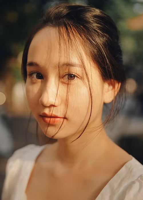 Hà Lan của "Mắt biếc" sở hữu gương mặt bầu bĩnh, má lúm đồng tiền, chiếc mũi cao, đôi môi hình trái tim, đôi mắt trong veo, ngây thơ.