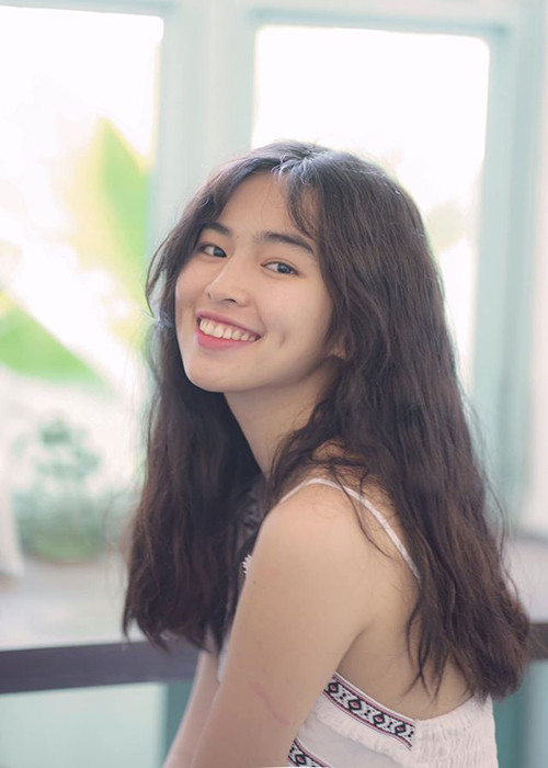 "Trà Long" của "Mắt biếc" sinh năm 1995, sở hữu gương mặt bầu bĩnh, má lúm đồng tiền ngọt ngào.