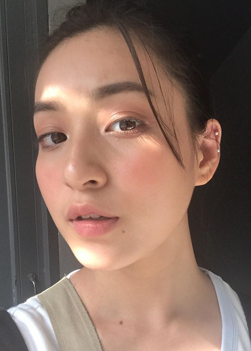 Ngoài đời, Hồng của "Mắt biếc" được biết đến với nhan sắc cuốn hút và khả năng tiếng Anh xuất sắc (IELTS 8.5).