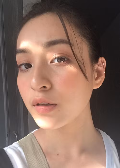 Ngoài đời, Hồng của "Mắt biếc" được biết đến với nhan sắc cuốn hút và khả năng tiếng Anh xuất sắc (IELTS 8.5).