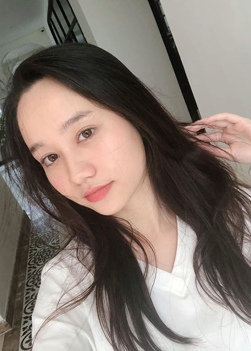 Ngoài đời, Trúc Anh sở hữu vẻ đẹp nữ tính và thường xuyên lựa chọn trang phục kín đáo.