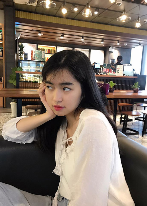 "Trà Long" của "Mắt biếc" gây mê người đối diện bằng nhan sắc trẻ thơ.