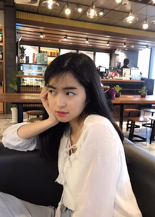 "Trà Long" của "Mắt biếc" gây mê người đối diện bằng nhan sắc trẻ thơ.