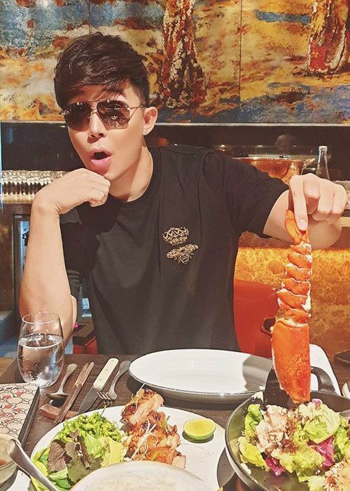 Ở tuổi 36, Nathan Lee vẫn độc thân. Nói về chuyện chưa lấy vợ, nam ca sĩ chia sẻ anh muốn dành nhiều thời gian cho tình yêu âm nhạc.