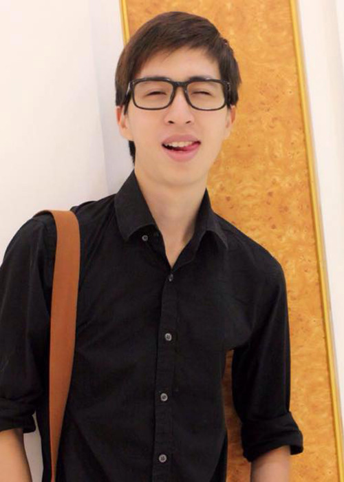 ViruSs vốn sinh trưởng trong một gia đình nghệ thuật. Theo VOH, anh có ông ngoại là một nhà nghiên cứu âm nhạc, mẹ dạy về nhạc cụ dân tộc, bố dạy về guitar, anh ruột chơi trống, cậu đánh guitar bass.