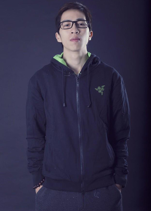 Theo Zing, ViruSs có 20 năm chơi piano, du học tại hơn 20 quốc gia từ châu Á, châu Âu, châu Phi, châu Mỹ.