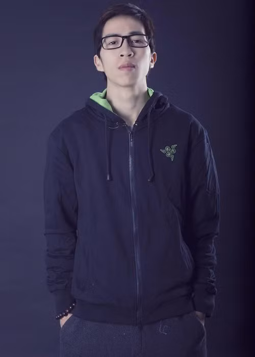 Theo Zing, ViruSs có 20 năm chơi piano, du học tại hơn 20 quốc gia từ châu Á, châu Âu, châu Phi, châu Mỹ.