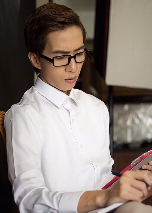 Ngoài vai trò streamer, ViruSs còn viết nhạc, phối khí, chơi piano, làm nhà sản xuất âm nhạc. Anh từng cùng JustaTee sáng tác hit “Thằng điên” được thể hiện bởi JustaTee và Phương Ly và “Yêu được không” của Đức Phúc.