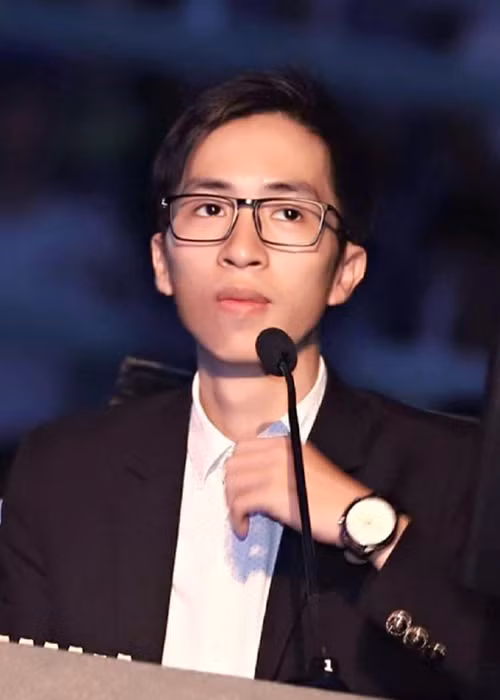 ViruSs sinh năm 1990, tên thật là Đặng Tiến Hoàng. Theo Đất Việt, ViruSs xuất thân là game thủ chuyên nghiệp.