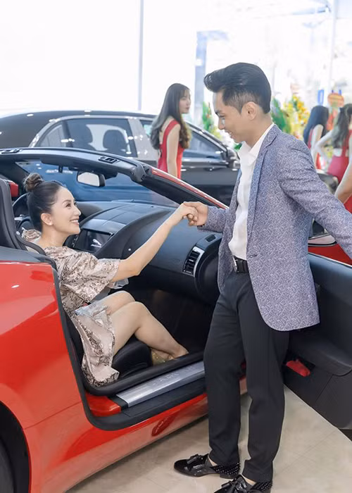 Vì chiều Khánh Thi mà Phan Hiển bỏ ra phần lớn trong số chi phí 3 tỷ để làm liveshow riêng cho vợ vào đầu năm 2017.