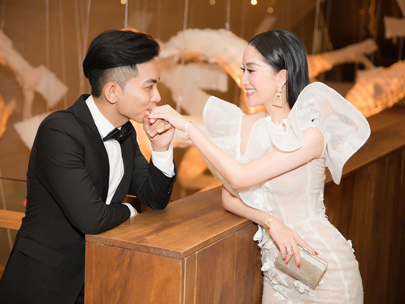 Bên nhau nhiều năm và có hai con chung, vợ chồng Phan Hiển vẫn luôn có những hành động ngọt ngào như mới yêu.
