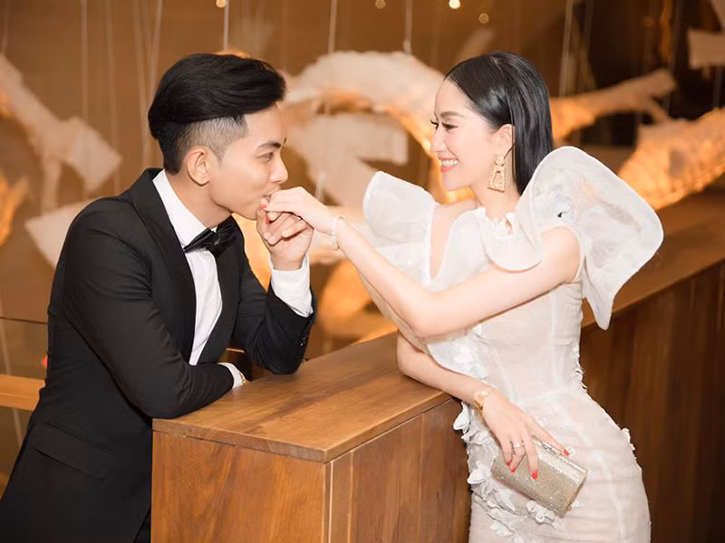 Bên nhau nhiều năm và có hai con chung, vợ chồng Phan Hiển vẫn luôn có những hành động ngọt ngào như mới yêu.