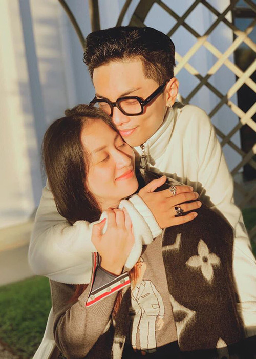 Tình cảm ngày càng mặn nồng của vợ chồng Phan Hiển khiến mọi người quên đi khoảng cách tuổi tác của họ.