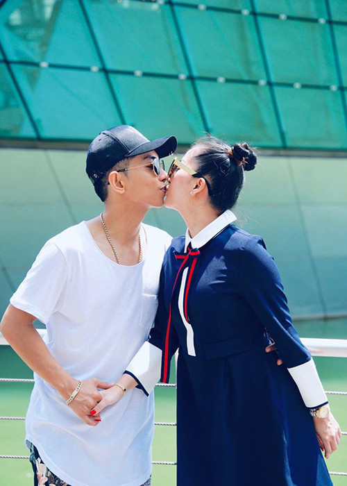 Phan Hiển thường xuyên tặng những món quà bất ngờ dành cho Khánh Thi.