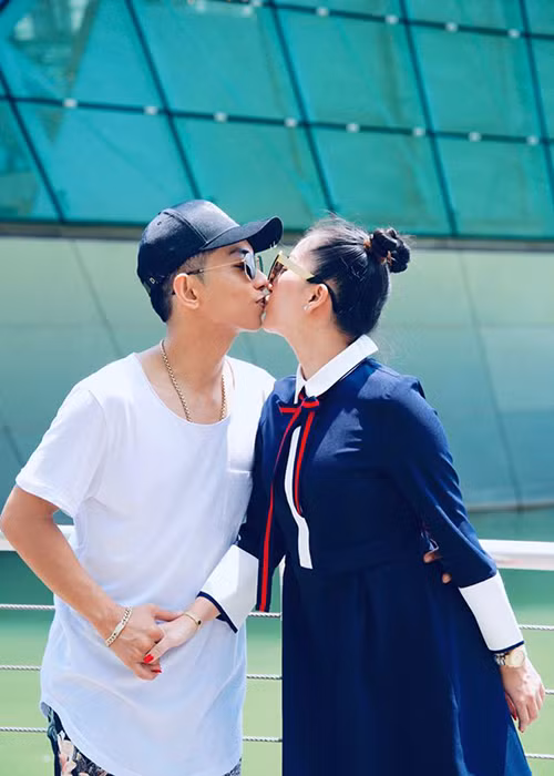 Phan Hiển thường xuyên tặng những món quà bất ngờ dành cho Khánh Thi.