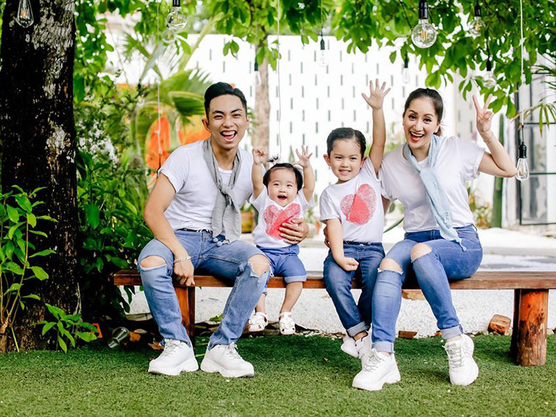 Sau bao sóng gió, Phan Hiển và Khánh Thi vẫn bên nhau hạnh phúc.