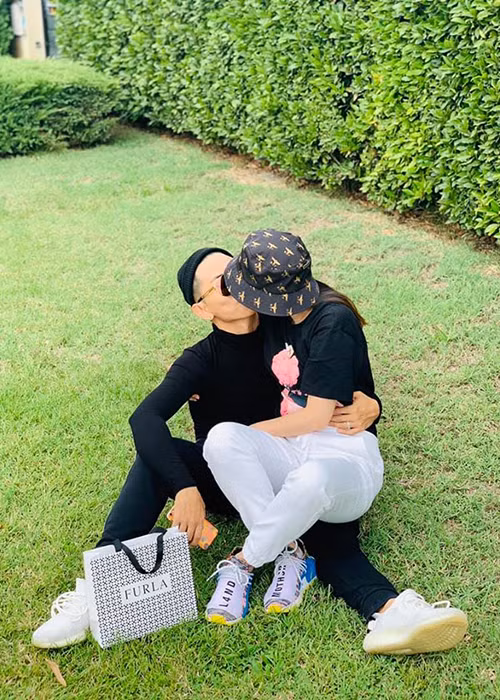 Cặp đôi lệch tuổi luôn tâm đầu ý hợp mỗi khi kết hợp trong cuộc sống lẫn công việc.