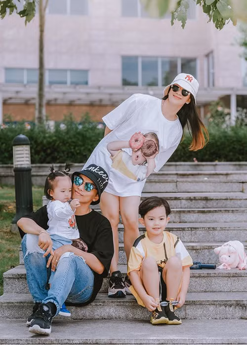 Con gái út của Phan Hiển tên Anna Vương Diễm, chào đời cách đây 1 năm.