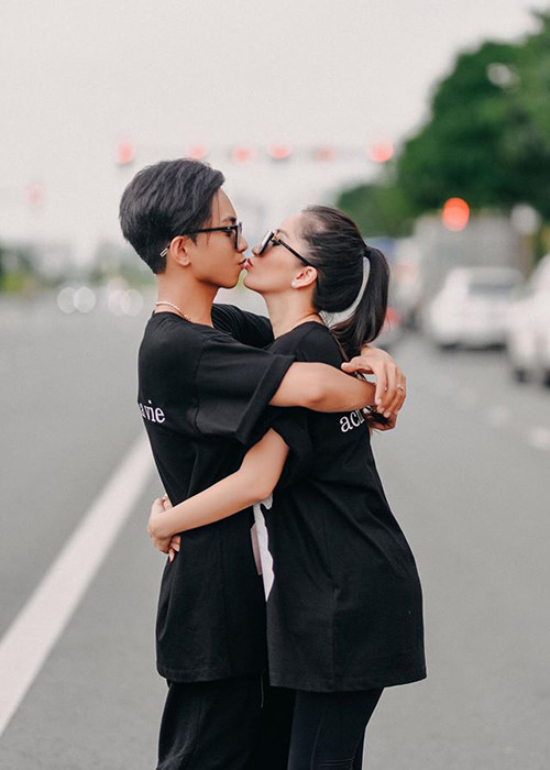 Khi Phan Hiển đến với Khánh Thi, không chỉ dư luận đàm tiếu mà bố mẹ Phan Hiển cũng rất ngỡ ngàng.