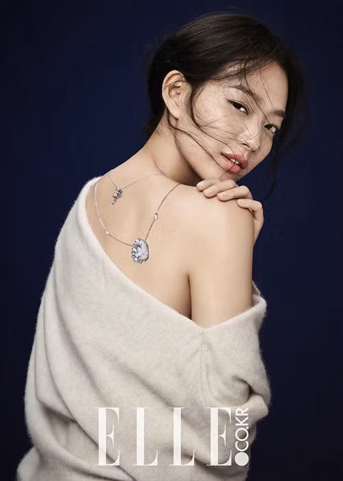 Shin Min Ah theo đuổi gu thời trang kín đáo. Tuy nhiên, cô không ngại mặc gợi cảm khi làm người mẫu.