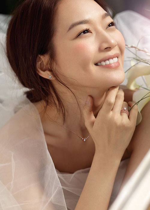 Ngoài đóng phim, Shin Min Ah còn có tài năng ca hát và viết lách.