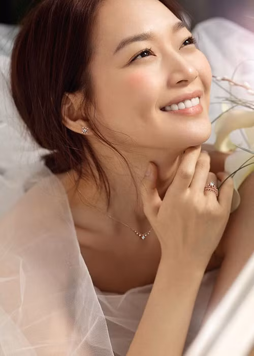 Ngoài đóng phim, Shin Min Ah còn có tài năng ca hát và viết lách.