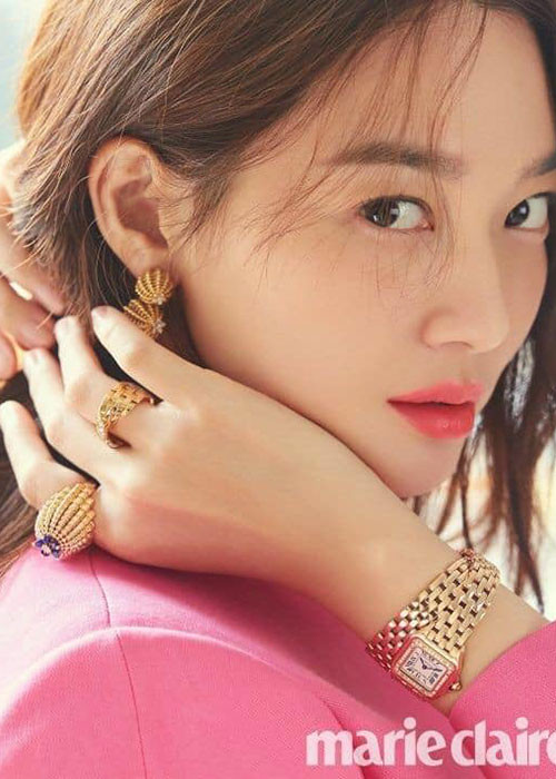 Trong showbiz Hàn, Shin Min Ah là một ngôi sao nhân ái. Trong suốt 10 năm qua, cô quyên góp 14 tỷ won cho quỹ từ thiện Trái tim tình yêu, giúp đỡ trẻ mồ côi và người già neo đơn.