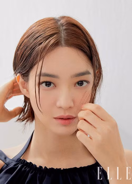 Hiện tại, nữ diễn viên gắn bó với nam diễn viên kém tuổi Kim Woo Bin.