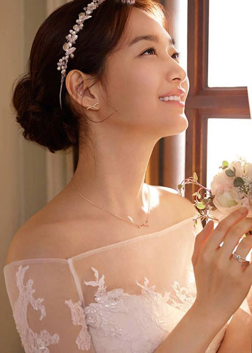 Không chỉ đa tài, Shin Min Ah còn sở hữu nhan sắc trẻ trung, cuốn hút.