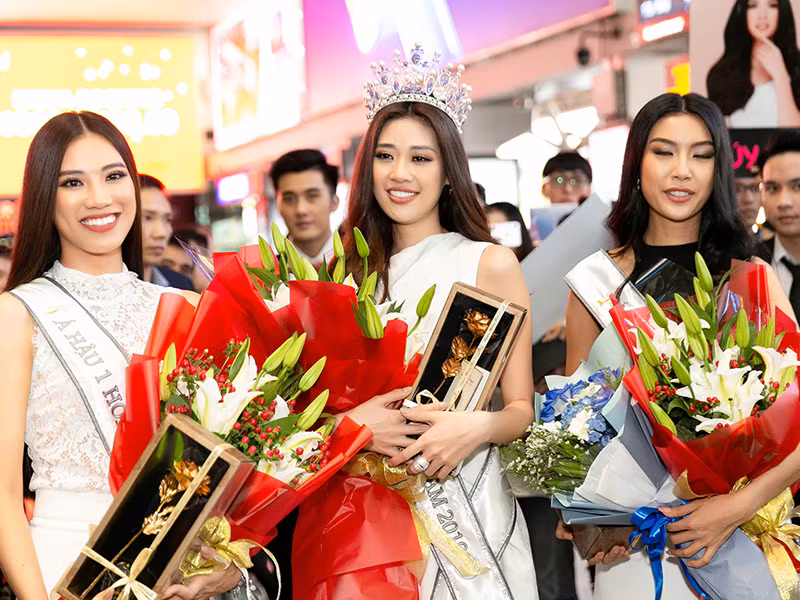 Top 3 trở về TP HCM để tiếp tục tham gia các hoạt động đồng hành cùng ban tổ chức Hoa hậu Hoàn vũ Việt Nam.