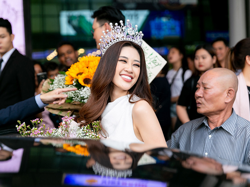 Khánh Vân khoe nhan sắc rạng rỡ sau ít ngày đăng quang.