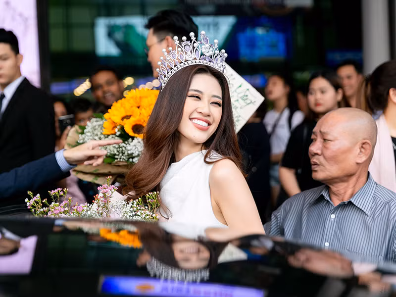 Khánh Vân khoe nhan sắc rạng rỡ sau ít ngày đăng quang.