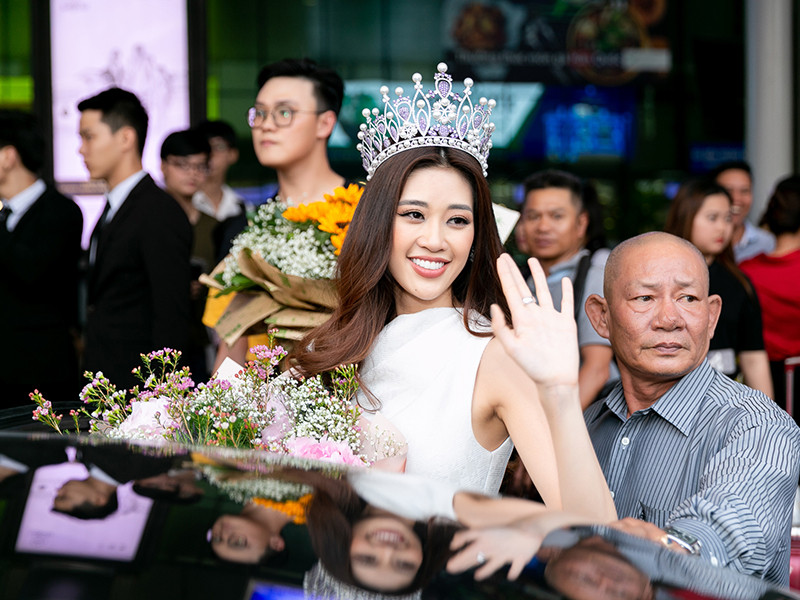 Hình ảnh tân Hoa hậu Hoàn vũ Việt Nam vẫy tay chào khán giả trước khi lên xe.