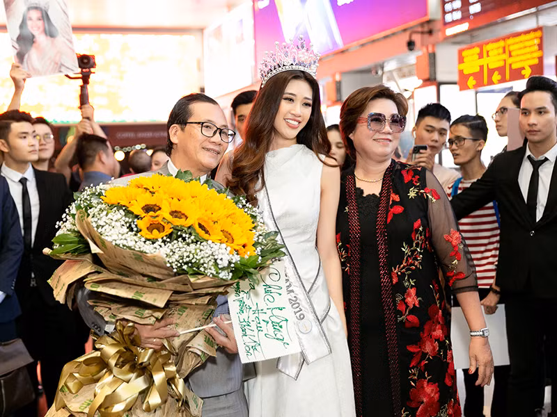 Khánh Vân bật khóc trong vòng tay của bố mẹ.