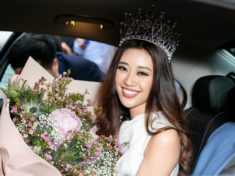 Ngày trở về TP HCM, Khánh Vân tâm sự, khi nhận vương miện từ Hoa hậu H'hen Niê, cô đã xác định rõ trọng trách của mình, khao khát nhiệt huyết đại diện Việt Nam tham gia Hoa hậu Hoàn vũ Thế giới.