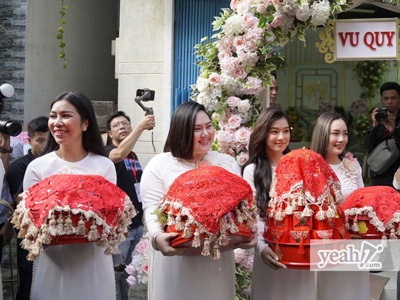 Dàn phù dâu của Hoàng Oanh có sự góp mặt của Hoàng Yến Chibi, Ái Phương. Ảnh: Yeah1