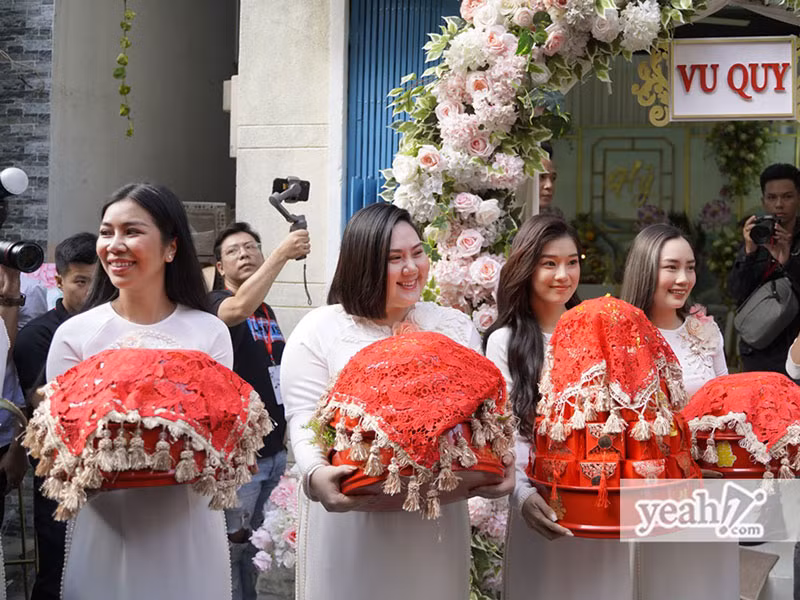 Dàn phù dâu của Hoàng Oanh có sự góp mặt của Hoàng Yến Chibi, Ái Phương. Ảnh: Yeah1