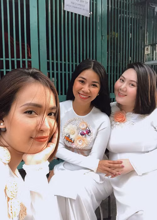 Ái Phương là người đầu tiên tiết lộ nhận thiệp cưới Hoàng Oanh. Ảnh: FBNV