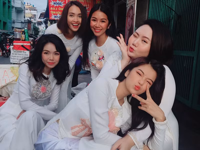 Hoàng Yến Chibi thân thiết với Hoàng Oanh sau khi đóng chung phim "Tháng năm rực rỡ". Ảnh: FBNV