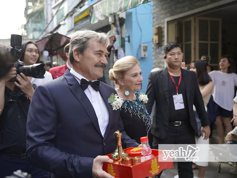 Mẹ chồng của Hoàng Oanh cũng diện áo dài. Ảnh: Yeah1