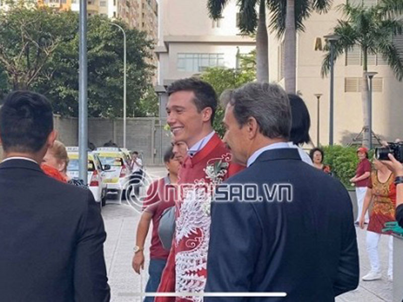 Ông xã ngoại quốc của Hoàng Oanh tươi rói trong ngày trọng đại. Ảnh: Ngôi sao