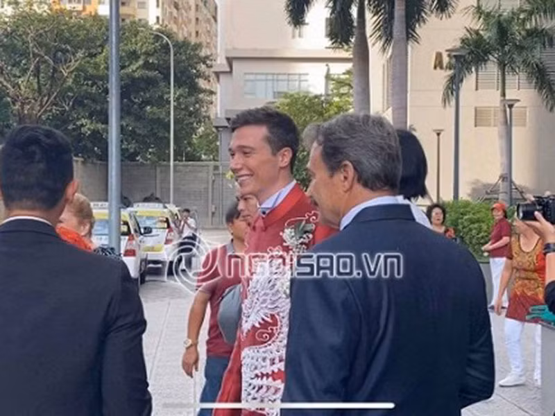 Ông xã ngoại quốc của Hoàng Oanh tươi rói trong ngày trọng đại. Ảnh: Ngôi sao