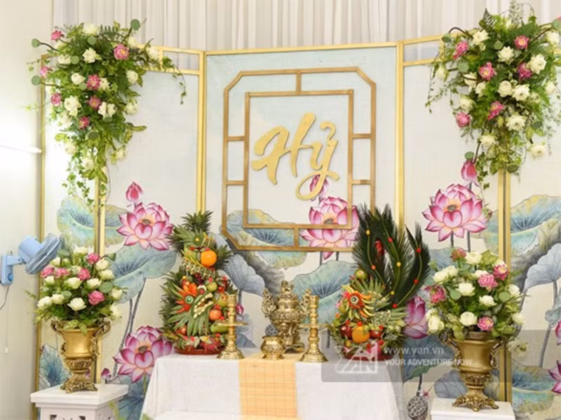 Không gian được trang trí với tông trắng và hồng. Ngoài ra, Hoàng Oanh chọn hoa sen để bày trí cho lễ rước dâu. Ảnh: Yan