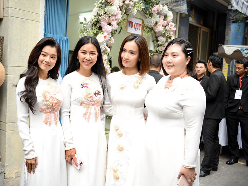 Hoàng Yến Chibi và Ái Phương mặc áo dài trắng trong lễ rước dâu của bạn thân. Ảnh: Zing