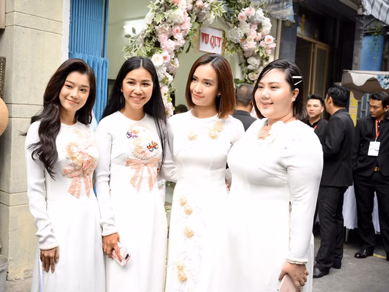 Hoàng Yến Chibi và Ái Phương mặc áo dài trắng trong lễ rước dâu của bạn thân. Ảnh: Zing