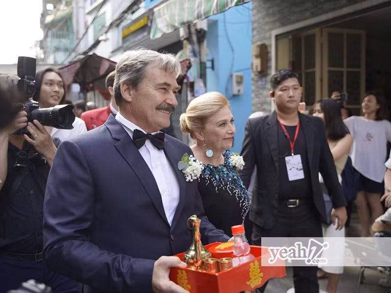 Mẹ chồng của Hoàng Oanh cũng diện áo dài. Ảnh: Yeah1