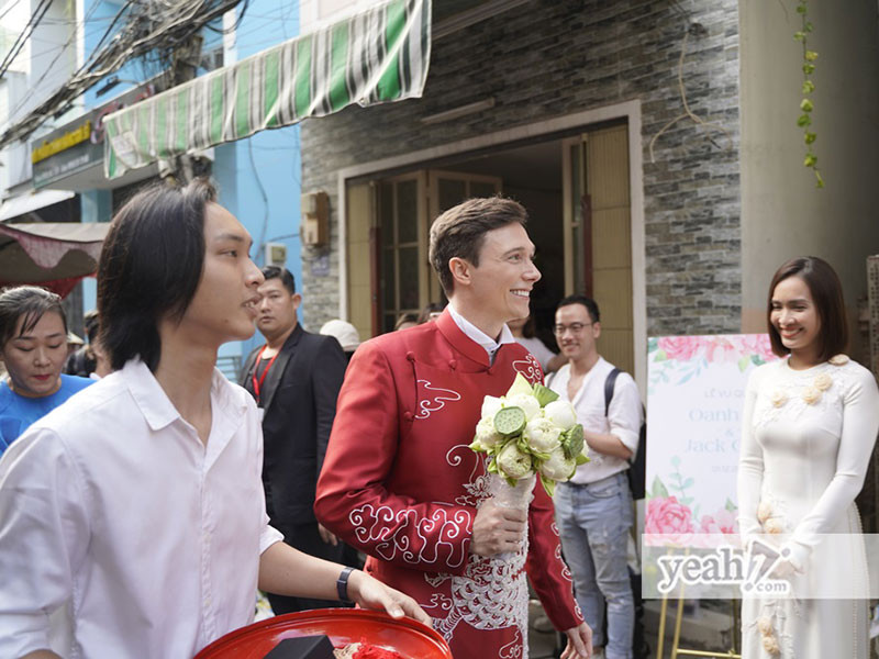 Sáng ngày 1/12, doanh nhân người Mỹ Jack và MC Hoàng Oanh tổ chức lễ ăn hỏi tại TP HCM. Trong lễ rước dâu, chú rể diện áo dài Việt Nam. Ảnh: Yeah1